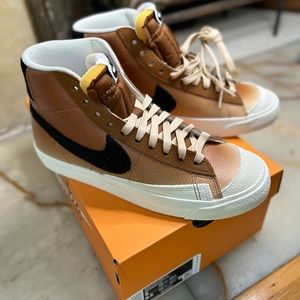 WMNS BLAZER MID ‘77 SE ‘ALE BROWN - NIKE SZ 8